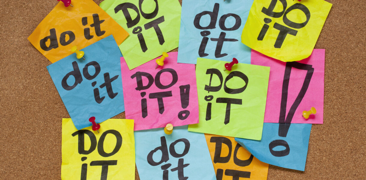 Post-it multicolores portant le message « do it » épinglés sur un tableau en liège