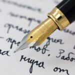 Stylo plume posé sur une page manuscrite