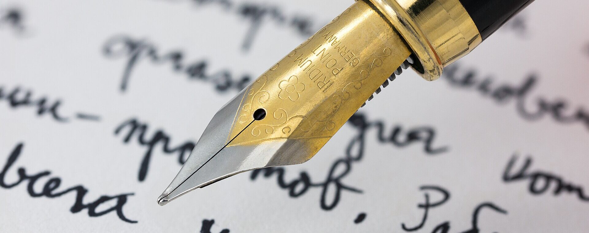 Stylo plume posé sur une page manuscrite