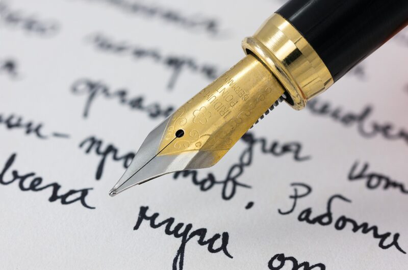 Stylo plume posé sur une page manuscrite
